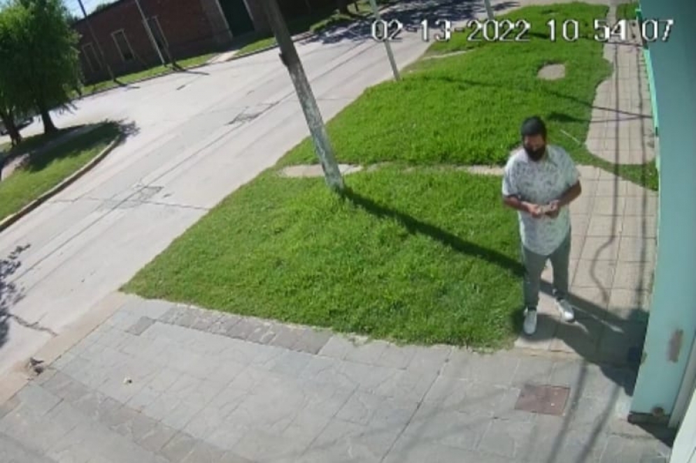 El caco volvi&oacute; a robar, a pie.