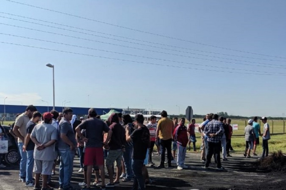 Los trabajadores cortando la Ruta 6. Foto: Info Las Heras. 