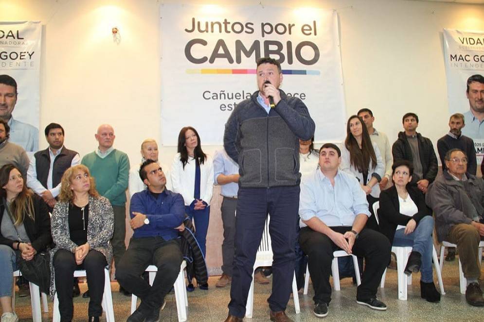 Otros tiempos: Scheesler (detras de Iturmendi) en un acto de Juntos.