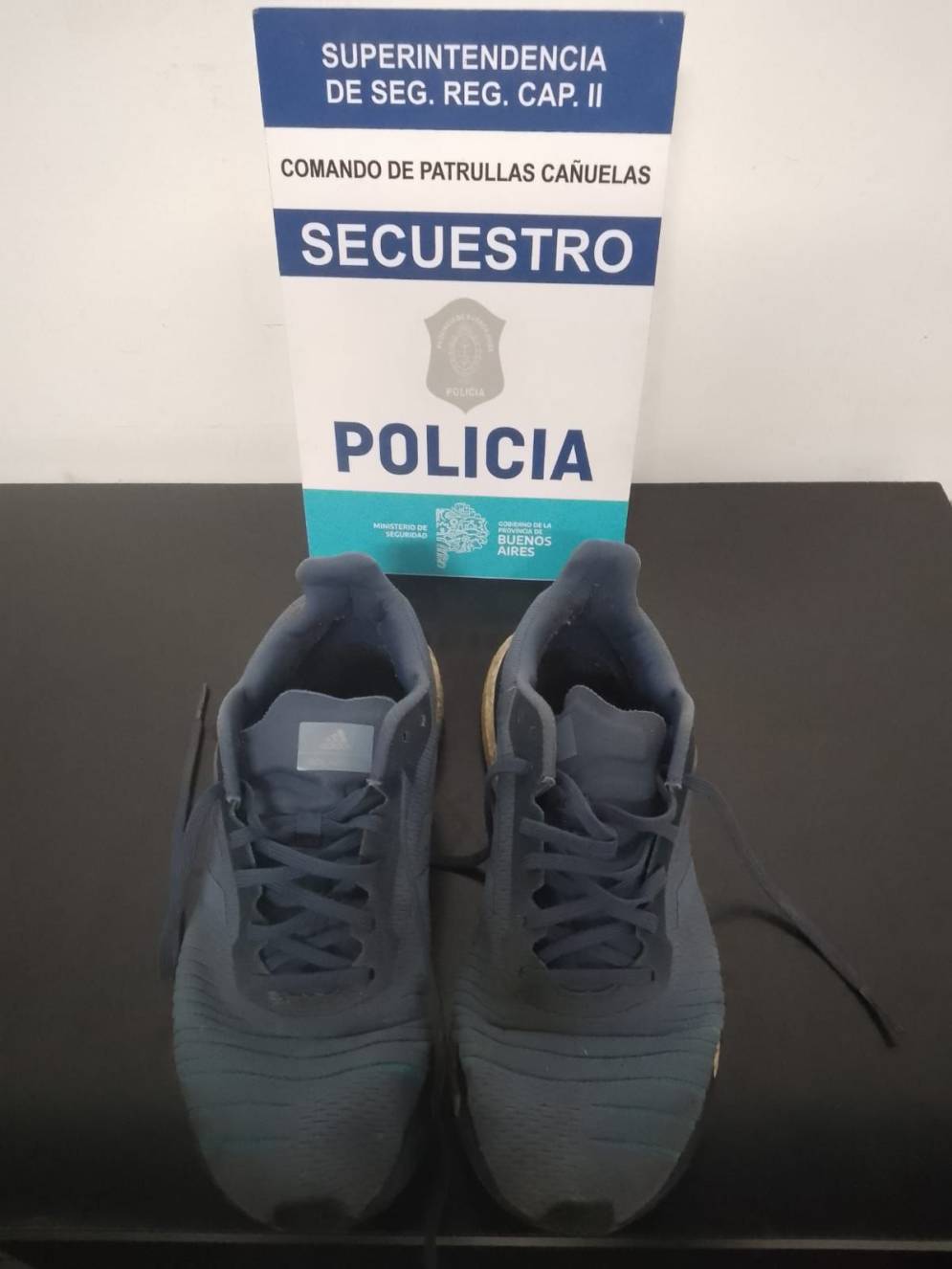 Las zapatillas sustra&iacute;das por el apresado.