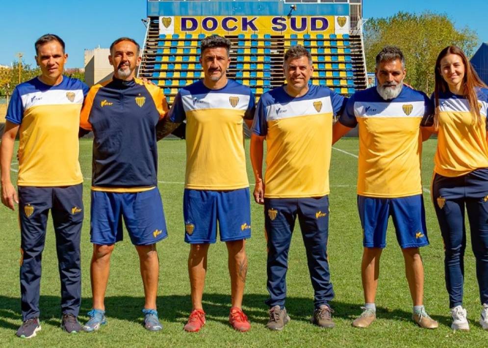 El&iacute;a, el cuarto desde la izquierda, en la presentaci&oacute;n. Foto: Prensa Dock Sud.