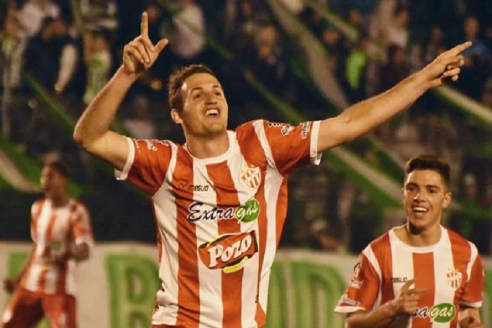 Ottaviani festejando su gol. /Foto: Prensa Ca&ntilde;uelas. 
