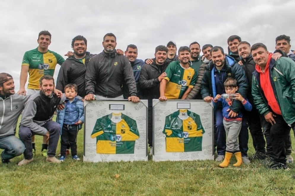 El s&aacute;bado, en visperas del partido con Del Sur, recibieron un reconocimiento. La foto final con compa&ntilde;eros, amigos y familiares de ambos.