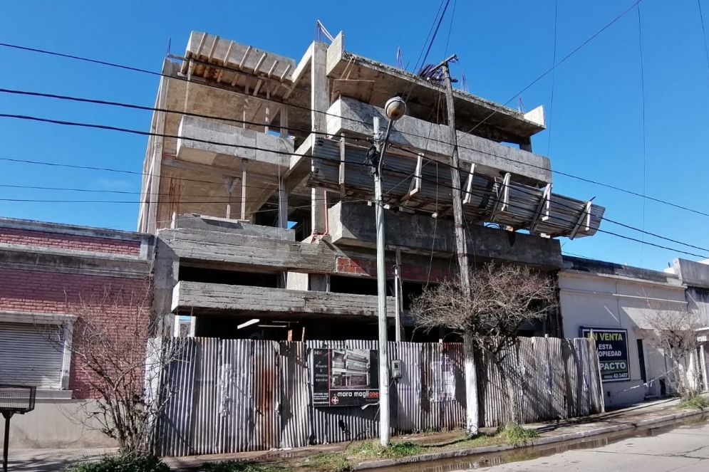 El balc&oacute;n superior desprendido hacia la calle.