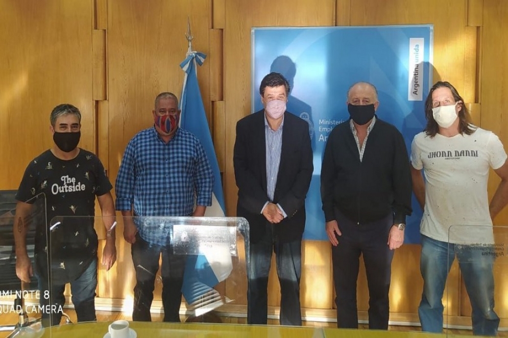 La delegaci&oacute;n del Frente Barrial con Moroni y Yasky.