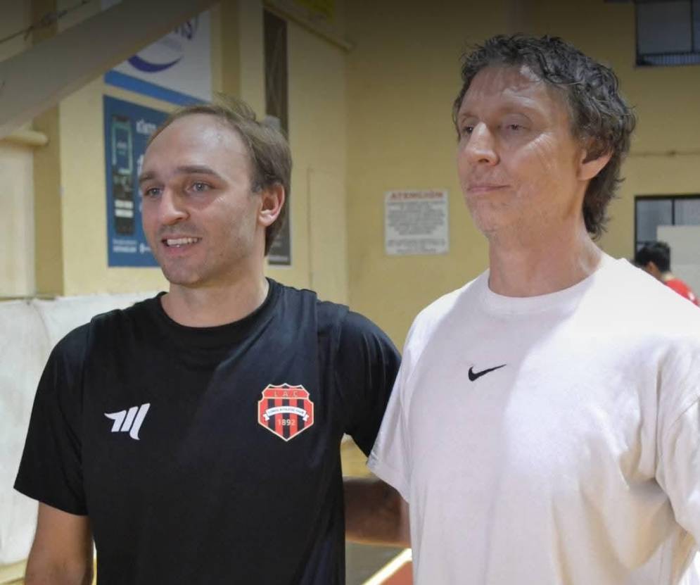 Amaya y Carrizo (blanco) en la presentaci&oacute;n del DT. Foto:&nbsp;redes&nbsp;LAC.