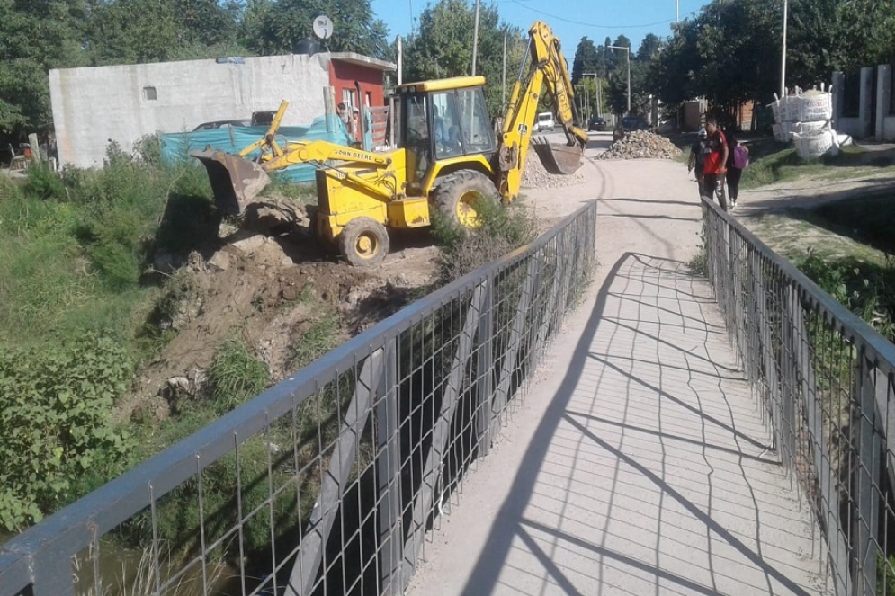 Las m&aacute;quinas arrancaron con la limpieza y preparaci&oacute;n del terreno en la calle Combate de los Pozos y el arroyo Ca&ntilde;uelas.