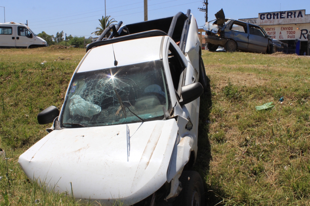 La camioneta qued&oacute; incrustada en la zanja, mientras el autom&oacute;vil sufri&oacute; da&ntilde;os en la parte trasera.