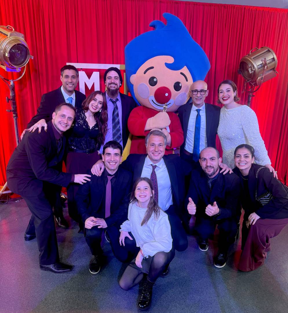 Pitarch (der.) junto a Plim Plim y todo el equipo.