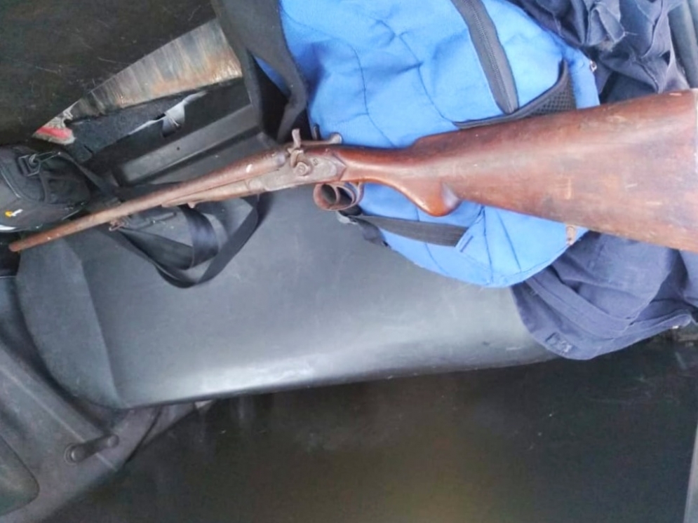 La escopeta recuperada que estaba en poder del delincuente.