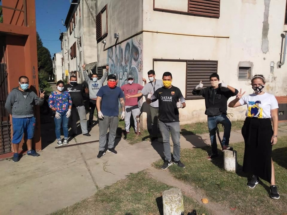 J&oacute;venes del Barrio Hipotecario trabajan para construir su sede propia