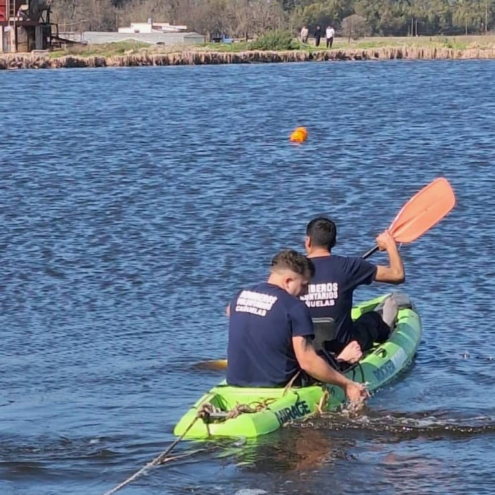Los oficiales de buceo contin&uacute;an con las tareas para hallar al hombre. 