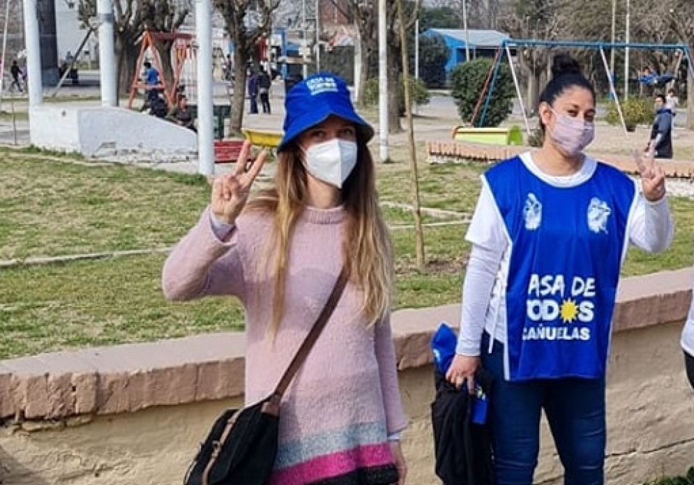 Rojo y Com&aacute;n (dedos en "V").