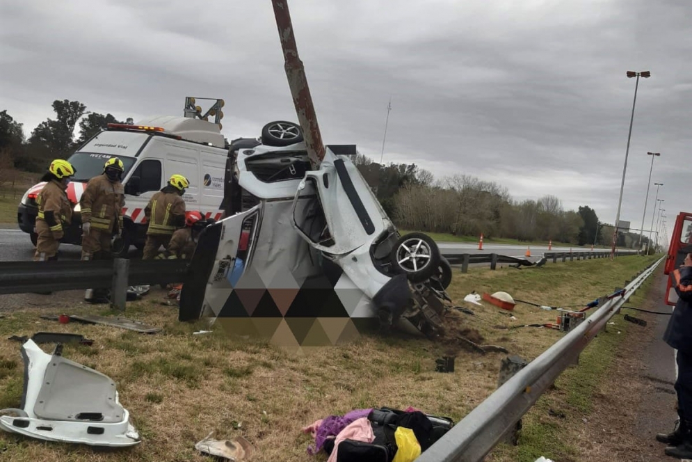 Los bomberos debieron cortar el veh&iacute;culo para extraer al herido.