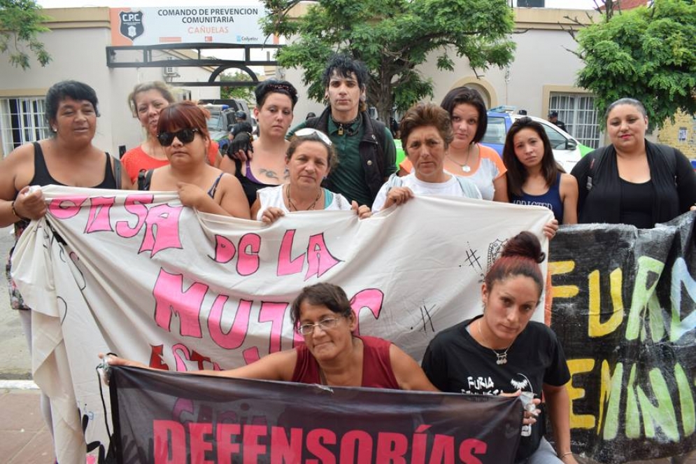 Eliana junto a la comitiva que la acompa&ntilde;&oacute; en la manifestaci&oacute;n.