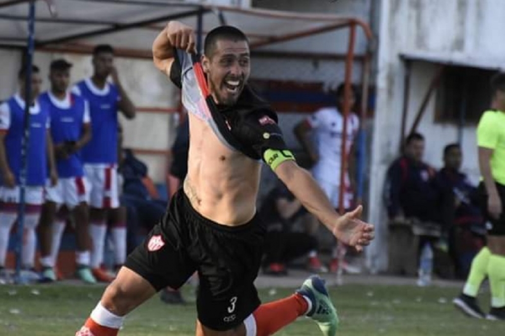 Maidana festejando su gol con el que empat&oacute; Ca&ntilde;uelas. 