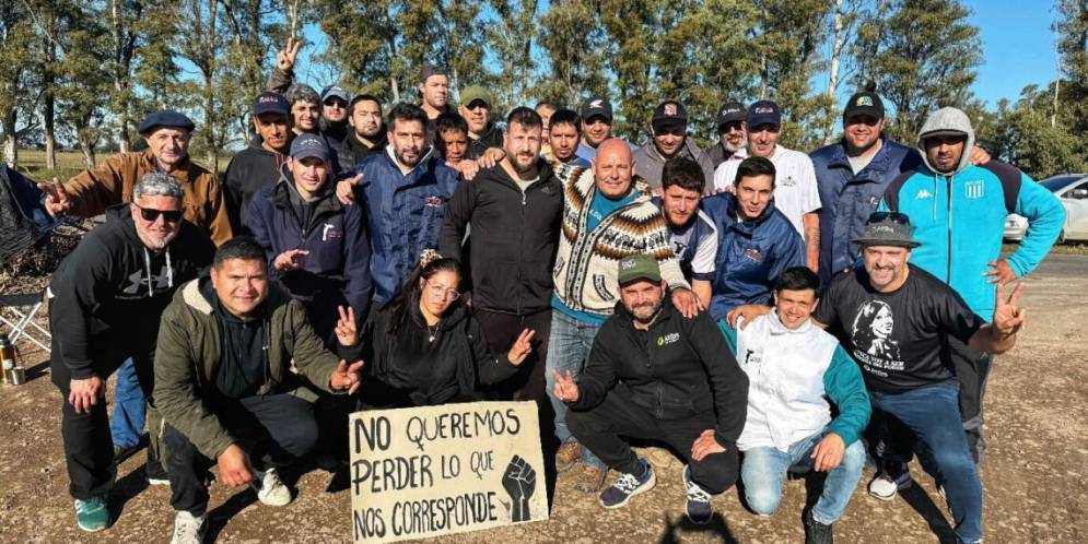 Los empleados se manifiestan en uno de los ingresos a la planta productora (FOTO: Radio Gr&aacute;fica).