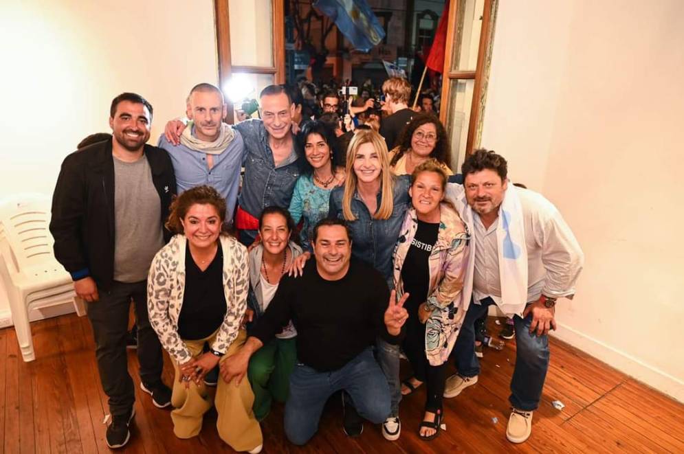 Fassi y Arrieta en la sede de UxP junto a los principales candidatos.