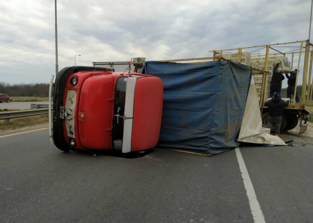 El 1114 rojo "tumbado" en la mano Luj&aacute;n-Ca&ntilde;uelas.