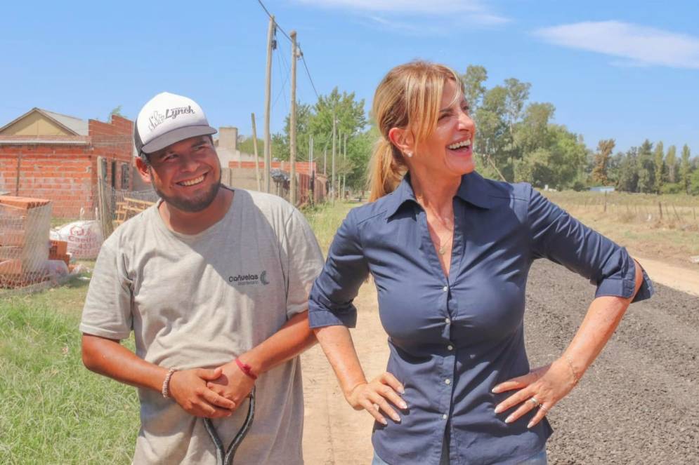 La intendenta en una de sus habituales recorridas por los barrios de Ca&ntilde;uelas. 