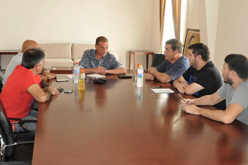 Arrieta recibi&oacute; a instituciones de barrios de Ca&ntilde;uelas. 
