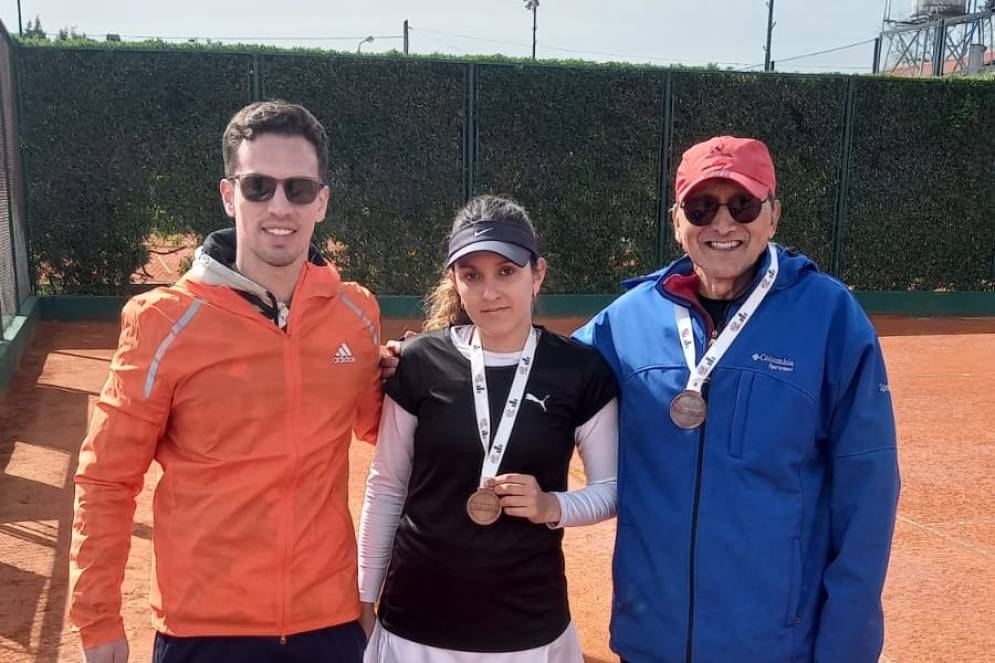 Mar&iacute;a Luz Lizarraga con la medalla de bronce.