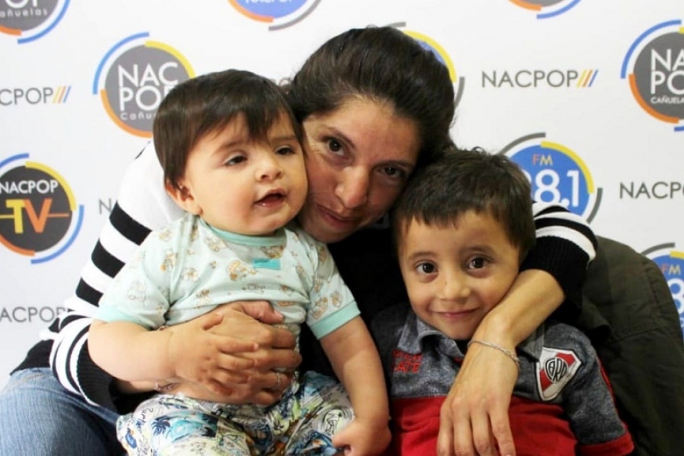Matheo, con la camiseta de River, junto a su hermano menor y Mariana, su mam&aacute;.