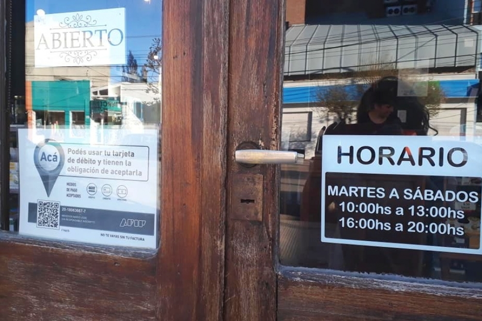 El lunes podr&aacute;n abrir hasta las 19.