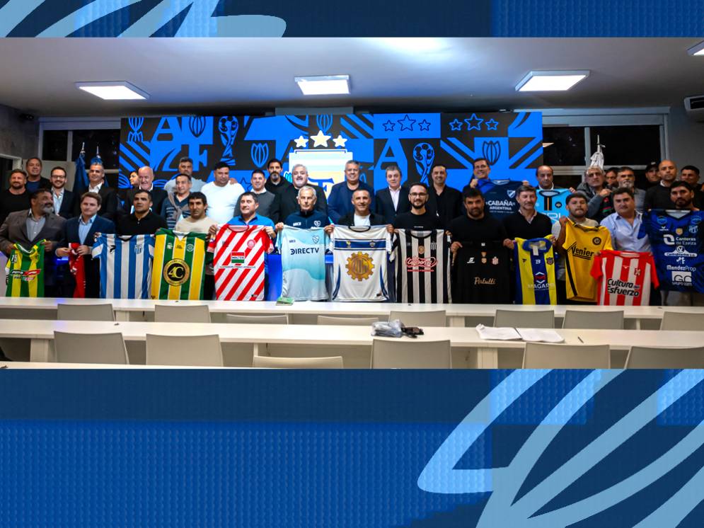 Senas -cuarto desde la izquierda- con la camiseta tricolor en el sorteo que encabez&oacute; "Chiqui" Tapia.