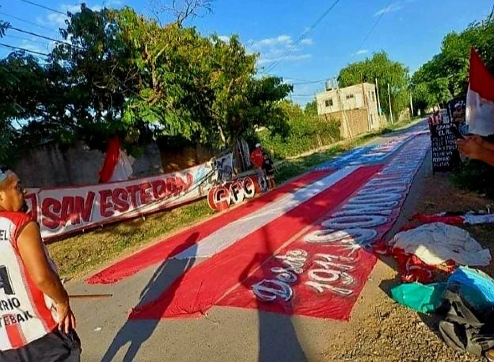 "Los Pibes de San Esteban" exhibiendo sus trapos de "La 16".