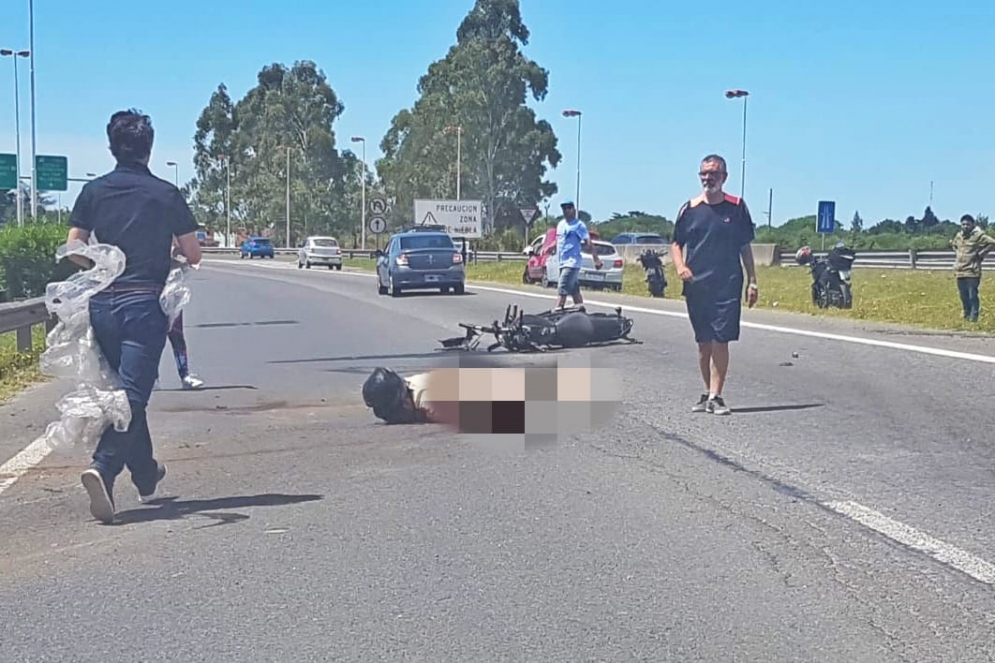 El cirujano corriendo con un nylon para efectuar el torniquete y detener la hemorragia.