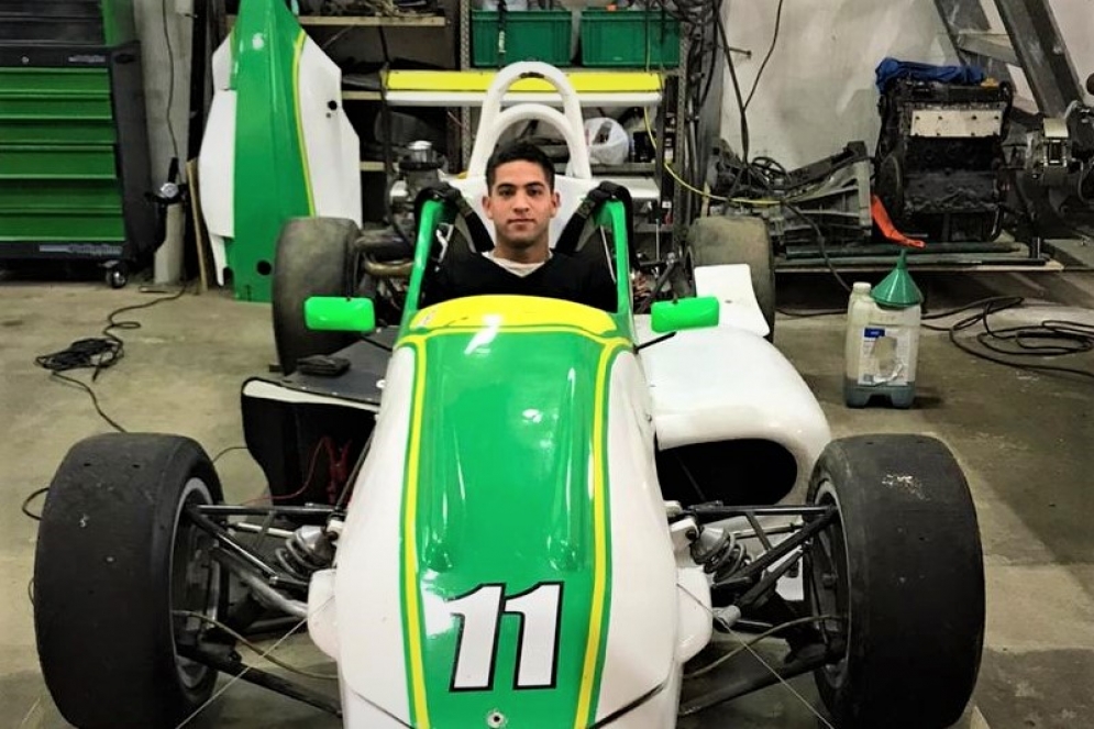 Gim&eacute;nez sentado en el "11" que va a pilotear cuando regrese la categor&iacute;a.