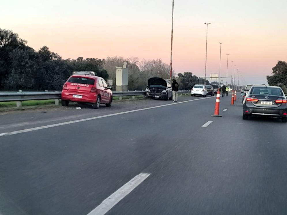 Los veh&iacute;culos colisionados en el divisor central de la autopista. 