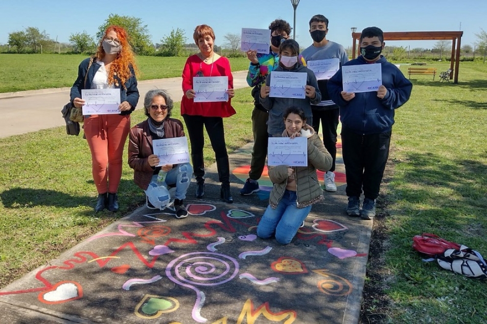 Los artistas que colorearon la vereda el D&iacute;a del Coraz&oacute;n.
