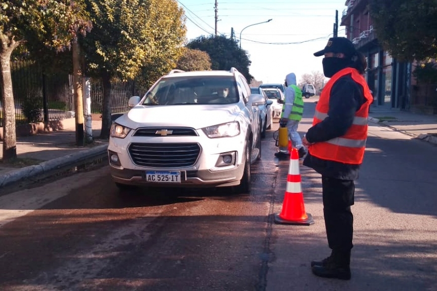 Los veh&iacute;culos son rociados con soluci&oacute;n sanitizante. 