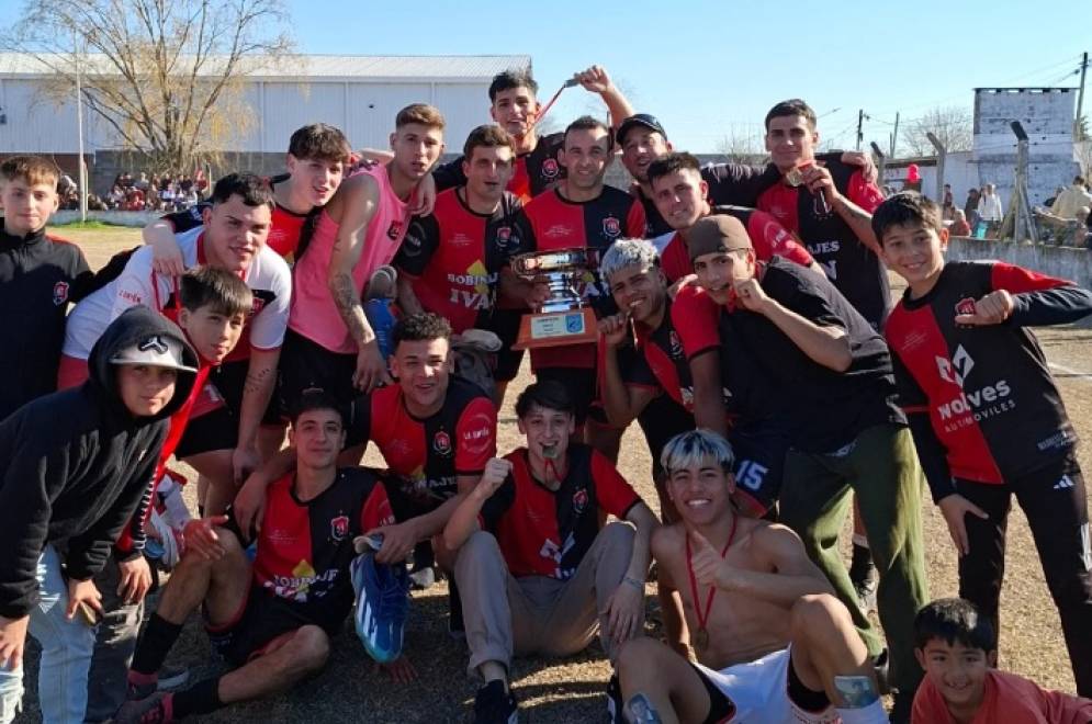 Madreselva celebrando con la copa. (FOTO: Instagram Madreselva).