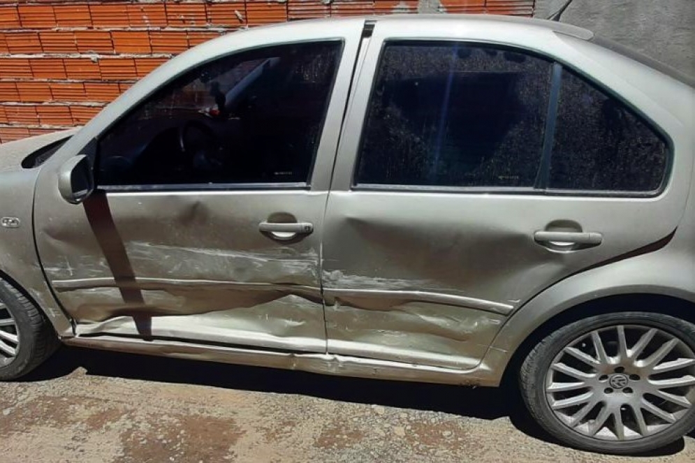 El Bora da&ntilde;ado en las dos puertas del lado de la conductora. 