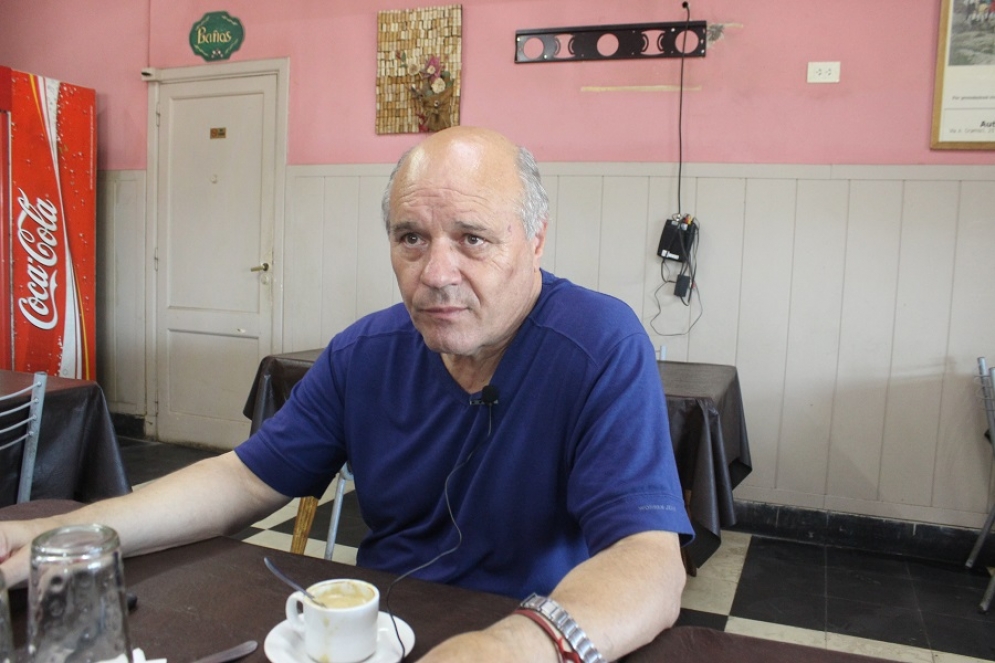 Jos&eacute;, con el soporte de la TV vac&iacute;o detr&aacute;s.