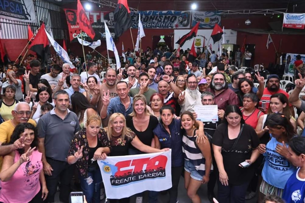 Tras el acto, quienes asumieron se fotografiaron con los dirigentes que acompa&ntilde;aron el evento.