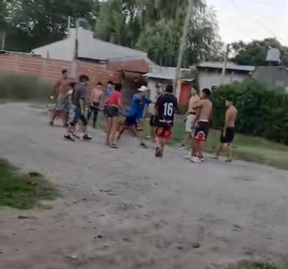 La pelea comenz&oacute; con cuchillos en mano.