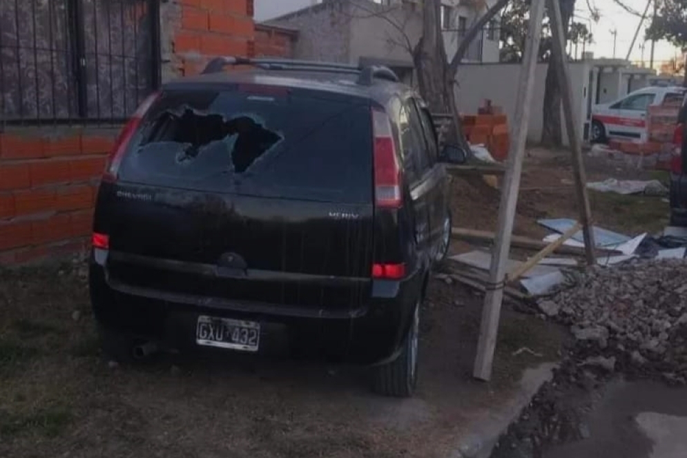 Los da&ntilde;os en el cristal de la luneta trasera de la Chevrolet Meriva. 