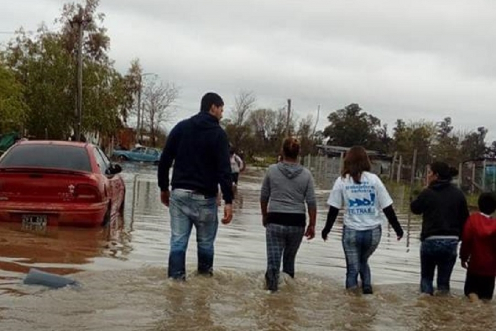 Integrantes de La C&aacute;mpora recorriendo una zona inundada. 