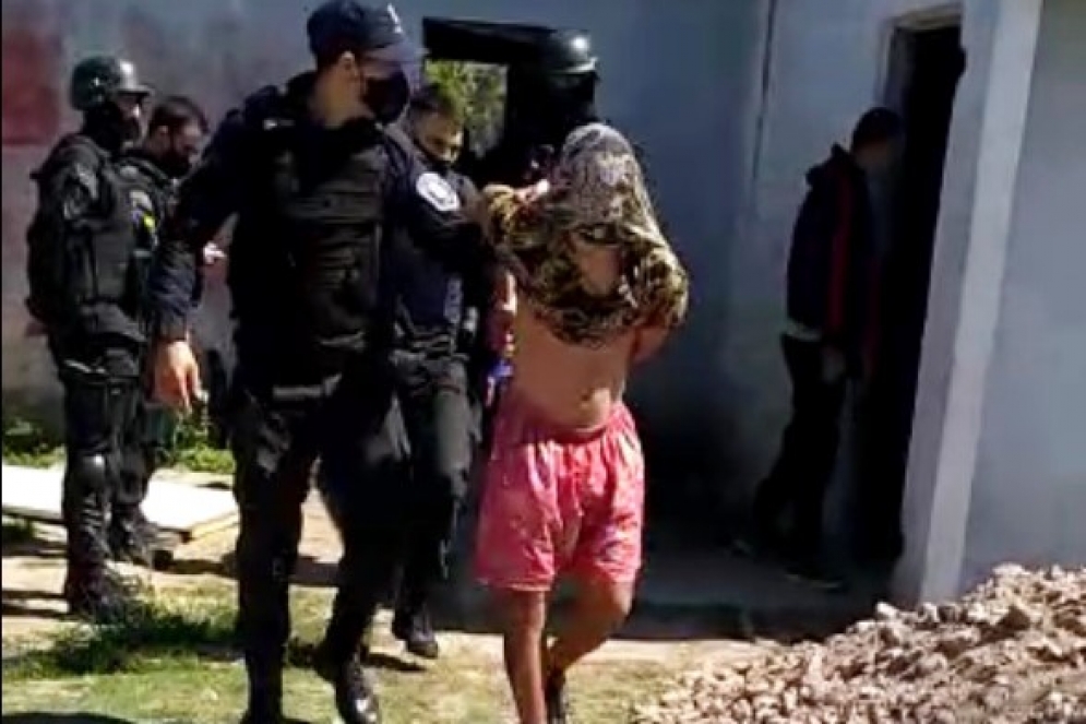 Grattone siendo trasladado al patrullero.