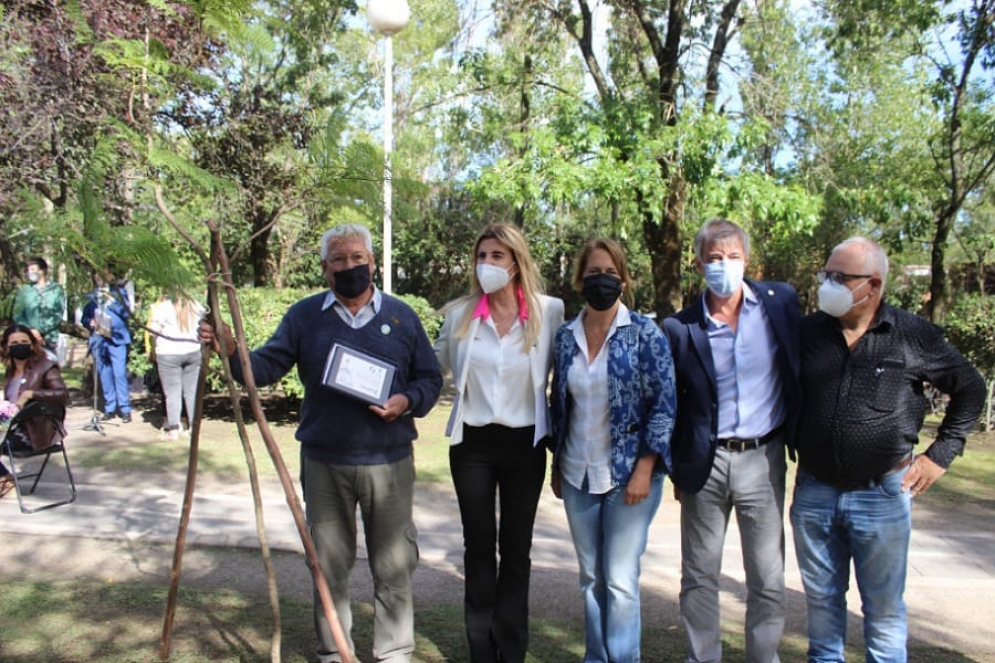 Ignacio Albornoz, junto al jacaranda.