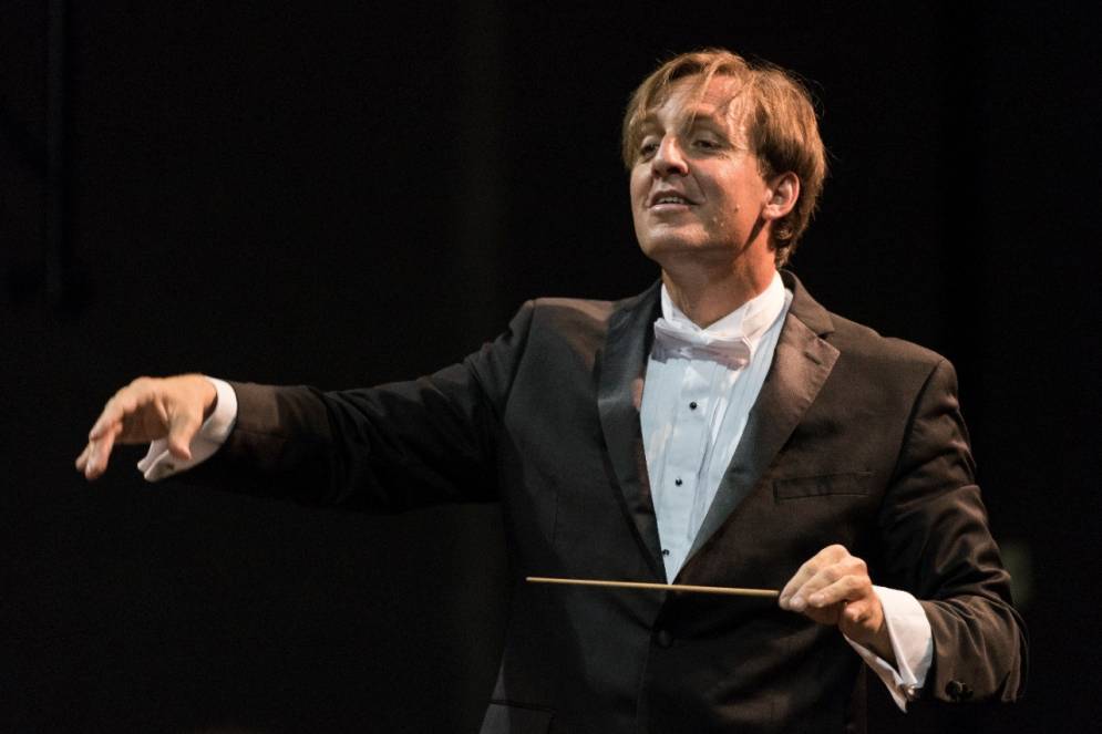 Andr&eacute;s Tolcachir, el director invitado de la orquesta en el Teatro Ca&ntilde;uelas.