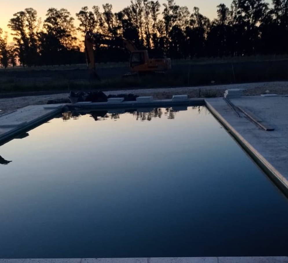 La pileta de la tragedia. Como est&aacute; en obras, no tiene cerco.