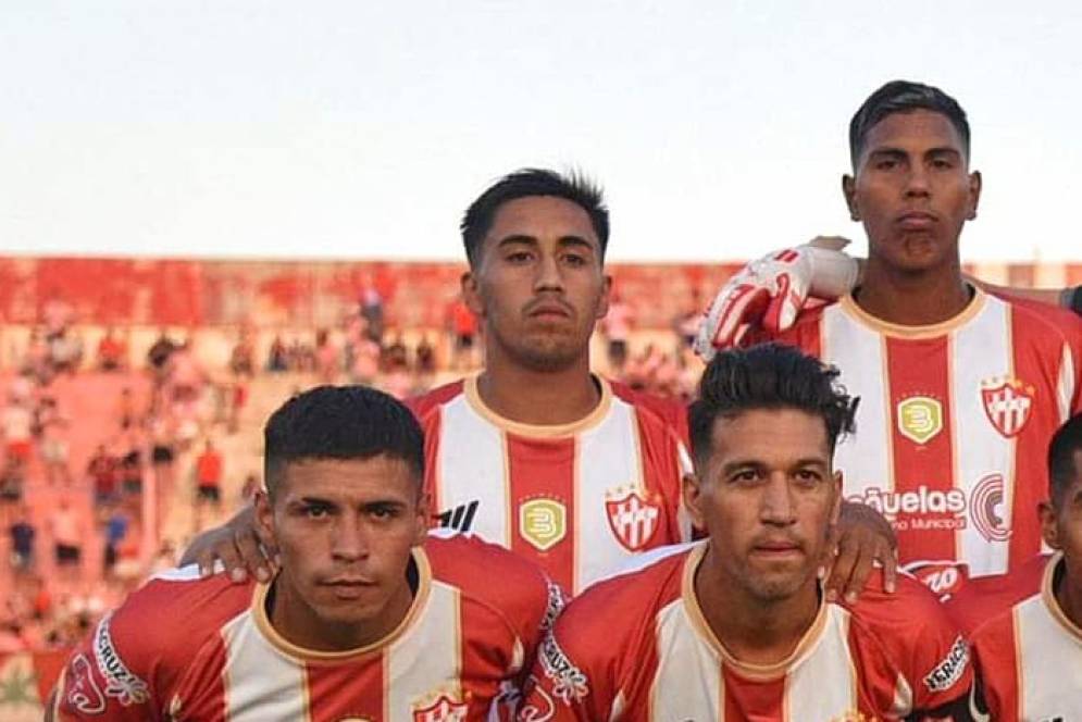 Casta&ntilde;eda, en el centro de la foto, jug&oacute; un gran partido en Lomas.