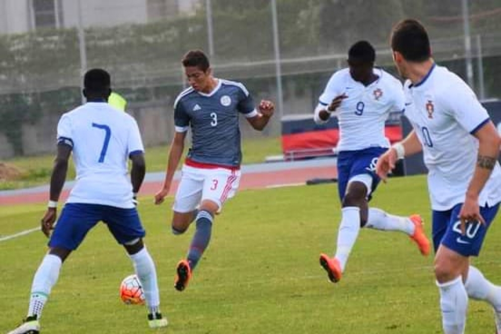 Panigua con la "3" de Paraguay enfrentando a Brasil.