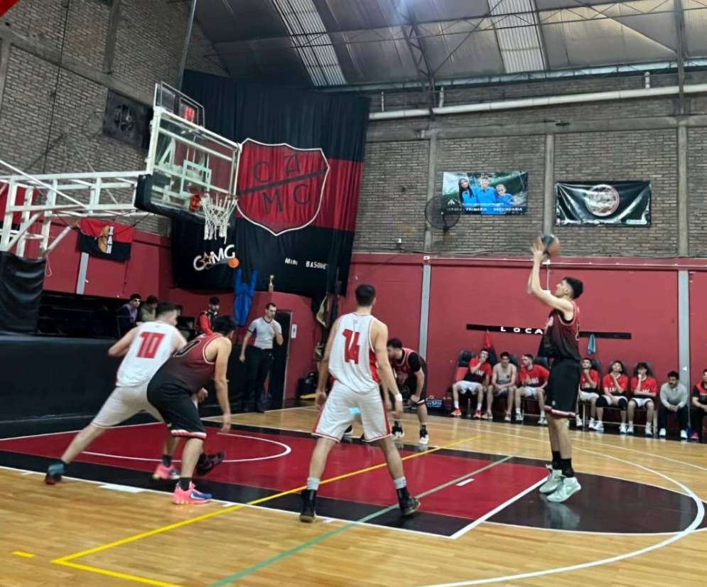 Uranga desde la l&iacute;nea de simples. (FOTO: @cfcbasquet)