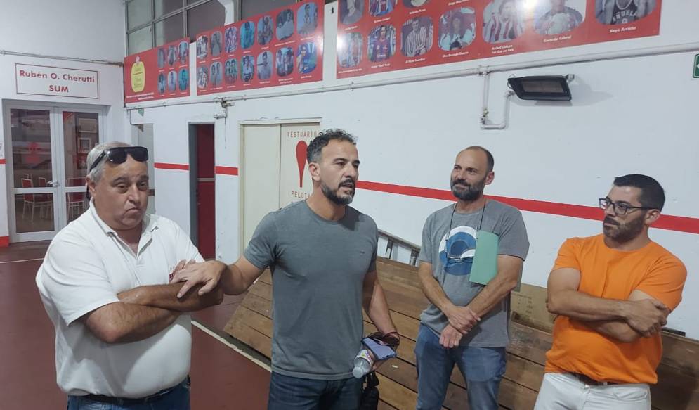 Arrieta dirigi&eacute;ndose a los socios presentes tras el anuncio del resultado.